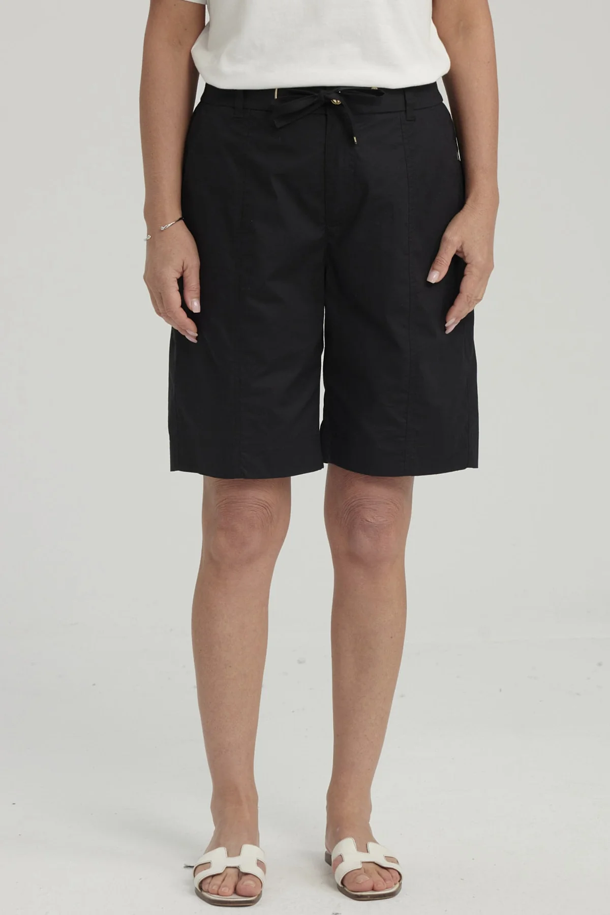 Bermuda Mujer Con Cortes Y Apertura Negro