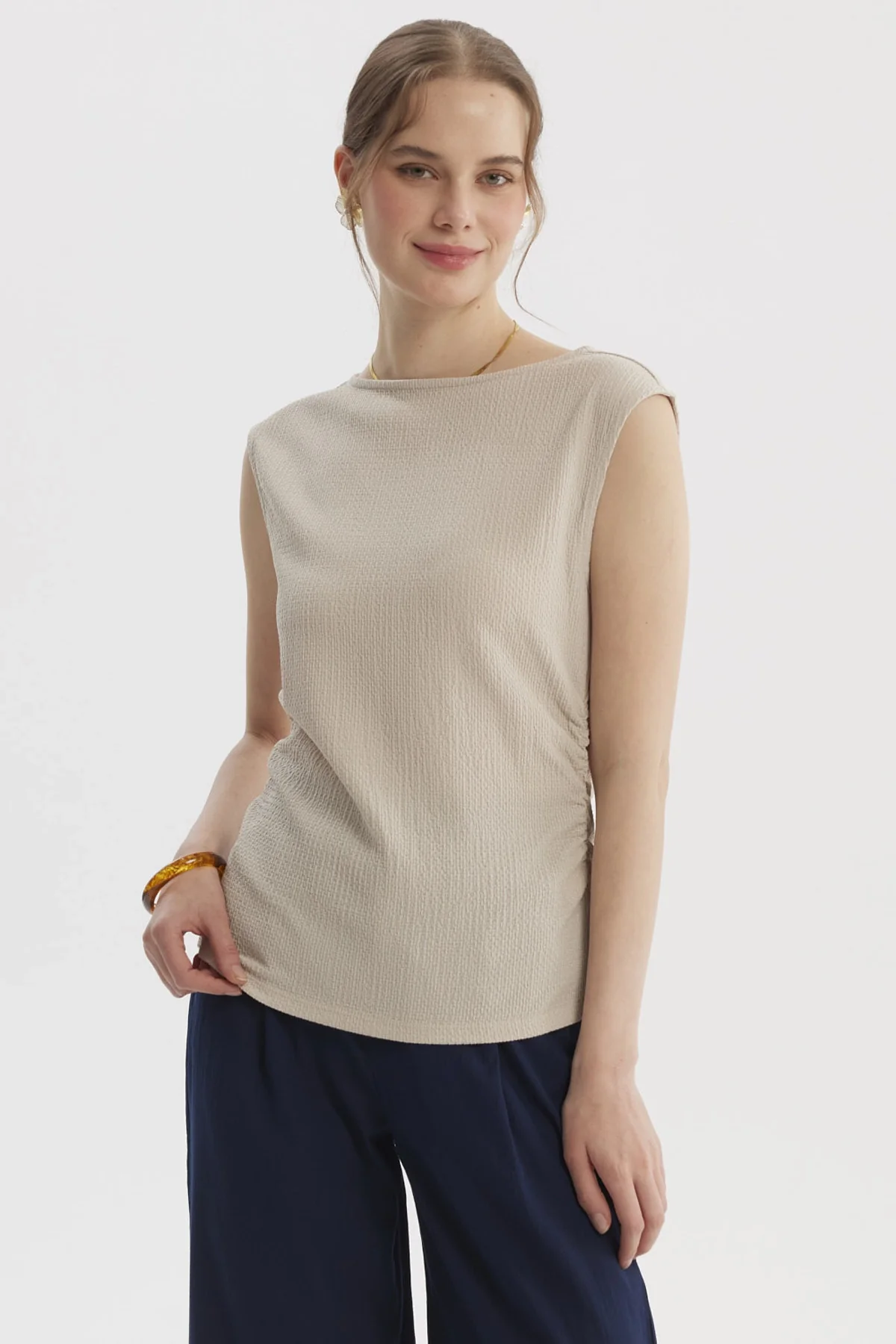 Polera Mujer Bote Drapeada Textura Arena