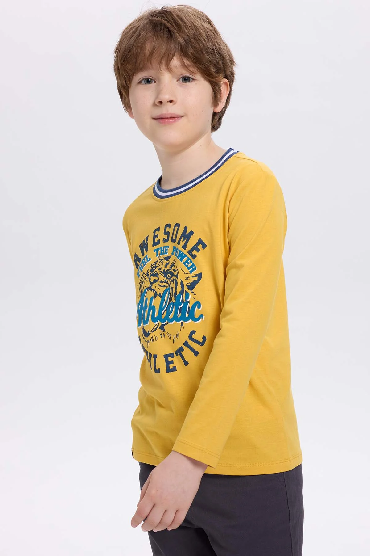 Polera Niño College Con Print Mostaza - Image 3