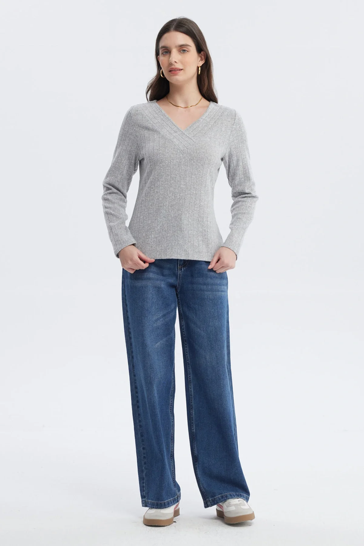 Sweater Mujer Slim Cuello V Gris Melange - Image 4